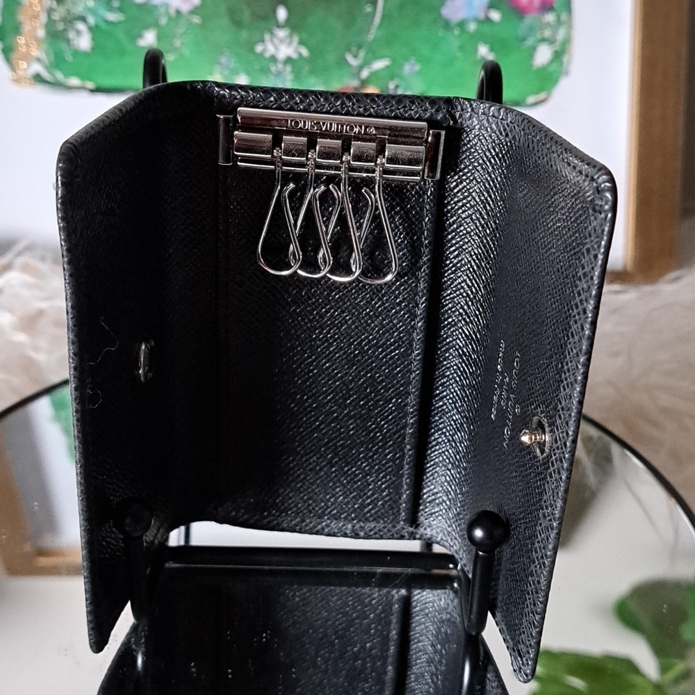 Louis Vuitton Taiga 4 Key Holder EUC - Picture 7 of 13